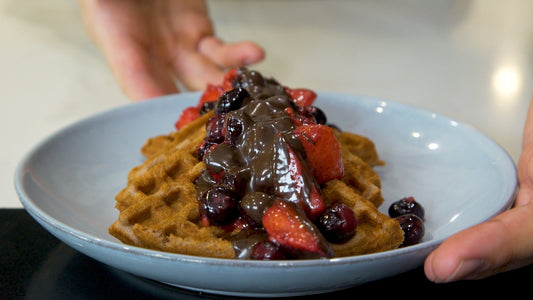 Waffles proteicos con frutos rojos