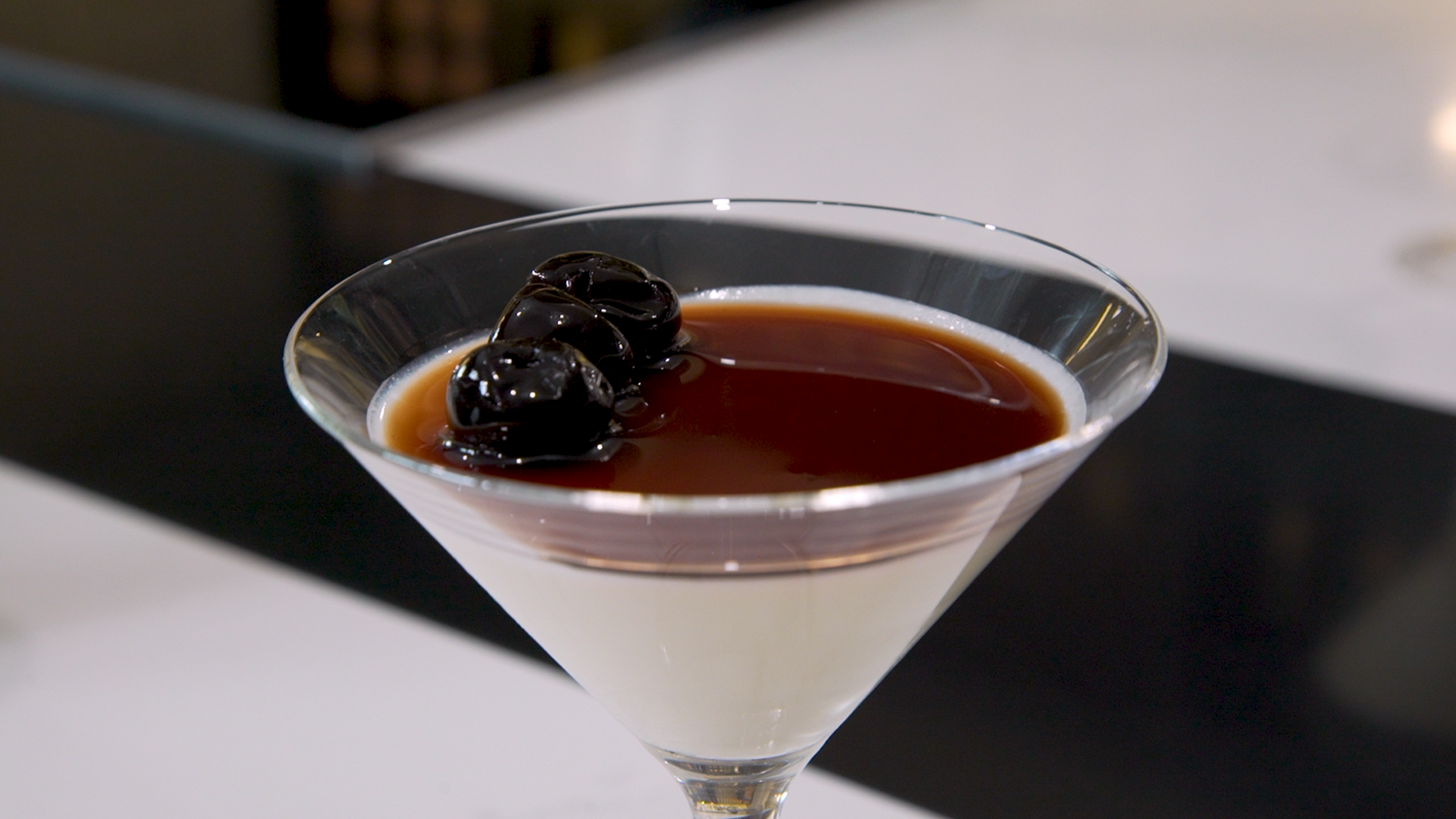 Panna cotta con amarenas y chocolate blanco